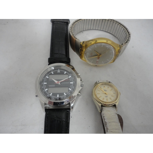 205 - Bag containing miscellaneous jewellery and modern gent's wristwatches to include Sekonda, Swatch etc... 