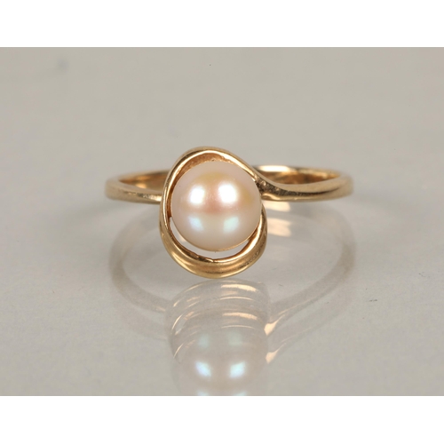 105 - 10kt gold ring set with a pearl, ring size J, 1.7g