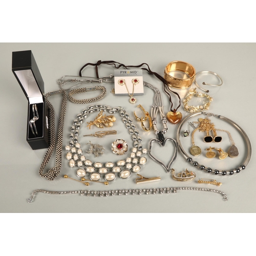 60 - Assorted costume jewellery including contemporary styles, Anne McFarlane, Venetian glass necklace, K... 