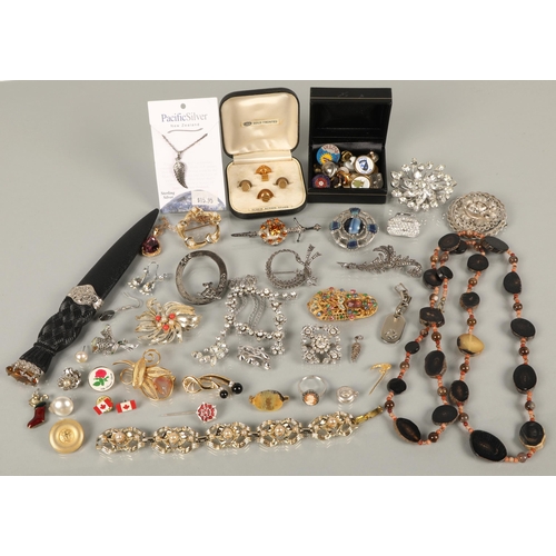 76 - Assorted jewellery including vintage costume, petrified wood, brooches and pins, some silver, and a ... 