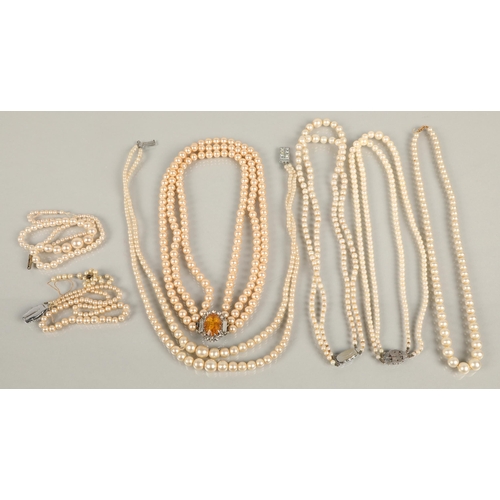 78 - Vintage pearl / imitation pearl necklaces