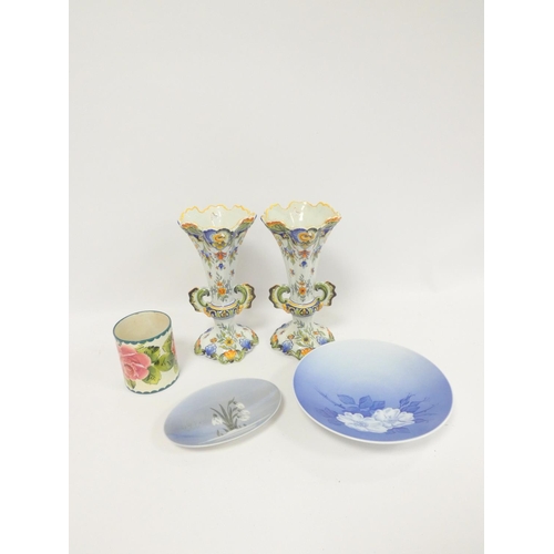 206 - Group of ceramics to include a Wemyss rose pattern preserve pot (lacking lid), a pair of majoli... 