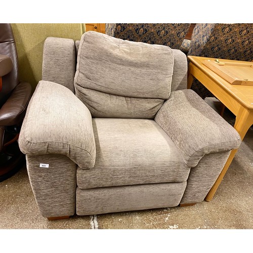 605 - Contemporary reclining arm chair