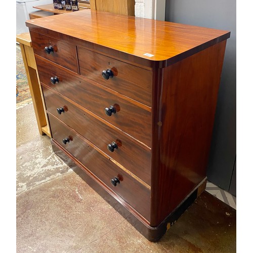 557 - Mahogany two over three chest of drawers, H 98cm, W 106cm, D 50cm