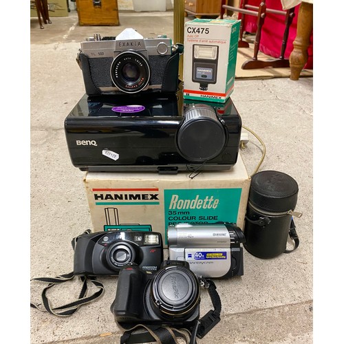 673 - BenQ HDMI projector, a Rondette colour slide projector, a Fujifilm Finepix, and assorted vintage 35m... 