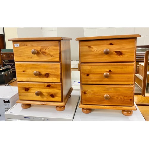 625 - Pair of pine bedside drawers