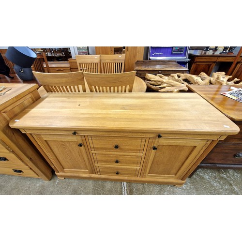 569 - Contemporary oak dining table with four matching chairs and matching sideboard