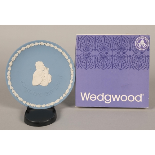 12 - Wedgwood jasperware commemorative plate in box, to commemorate the visit of Pope John Paul II 1982, ... 