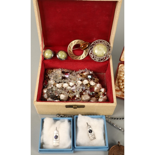 86 - Assortment of vintage costume jewellery, pins, badges, curling interest, pearls, etc