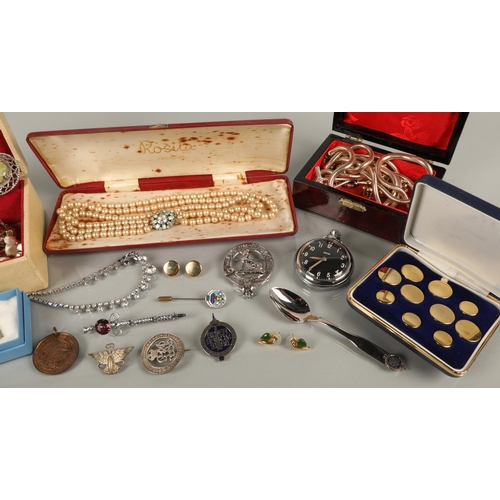 86 - Assortment of vintage costume jewellery, pins, badges, curling interest, pearls, etc