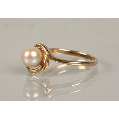 105 - 10kt gold ring set with a pearl, ring size J, 1.7g