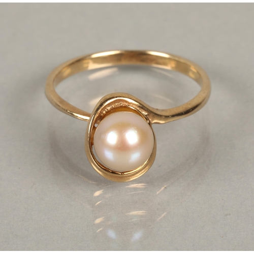 105 - 10kt gold ring set with a pearl, ring size J, 1.7g