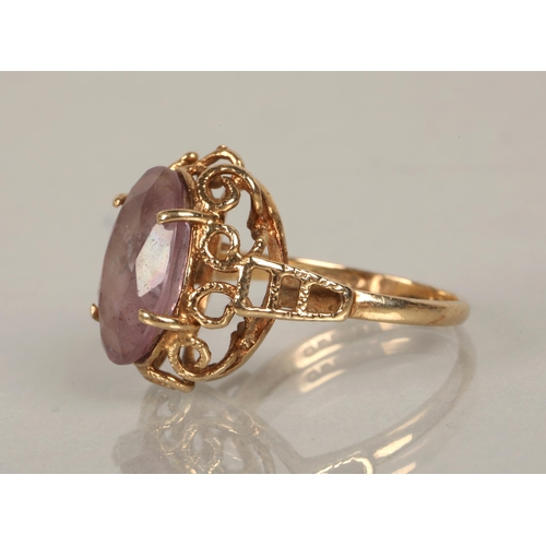 110 - 9ct gold ring set with a purple gem, ring size N