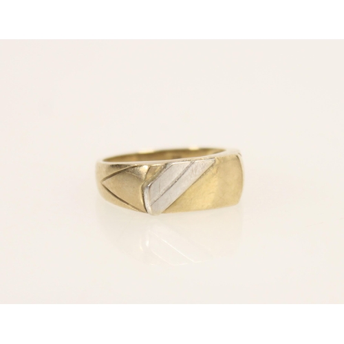 402 - Gents 9ct gold ring with applied silver banded front, size P/Q, 3.3g.