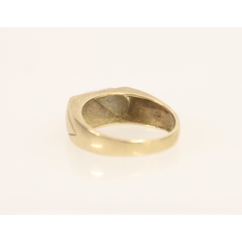 402 - Gents 9ct gold ring with applied silver banded front, size P/Q, 3.3g.