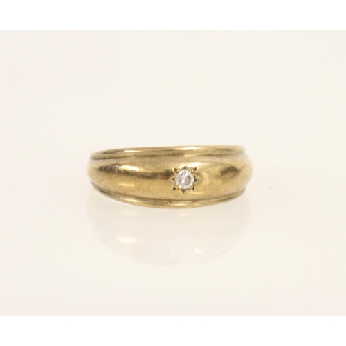 404 - 9ct gold ring set with small round cut diamond, size N/O, 3.7g.