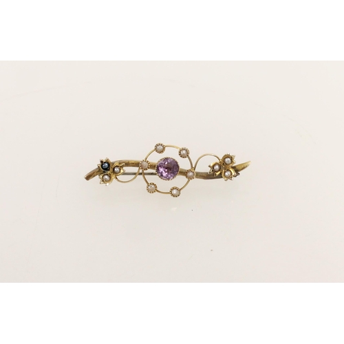 416 - Edwardian 9ct gold bar brooch set with central amethyst coloured stone and seed pearls, 1.8g.