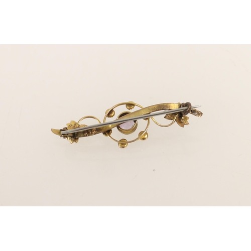 416 - Edwardian 9ct gold bar brooch set with central amethyst coloured stone and seed pearls, 1.8g.