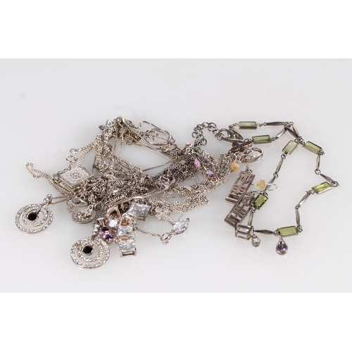 444 - Selection of silver and white metal jewellery incl. necklaces, pendants, etc. (qty).