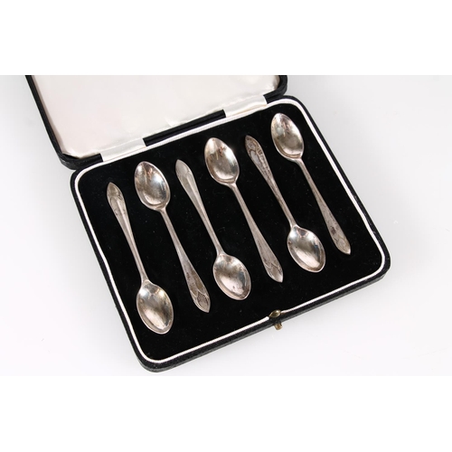 494B - Set of six silver teaspoons, Sheffield 1941, 48g, in original retailers case.