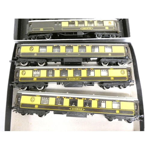 217 - Group of 00 gauge Pullman carriages to include Triang ''Ruth'' R228, ''Lucille'', ''Car No79'', etc.... 