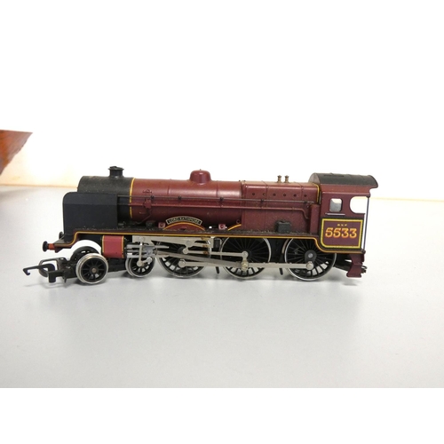 224 - Group of 00 gauge railway models to include a Hornby 75 Ton Operating Breakdown Crane set R197, Horn... 