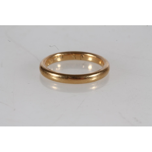 501 - 18ct gold plain wedding band, ring size J, 3.3g.