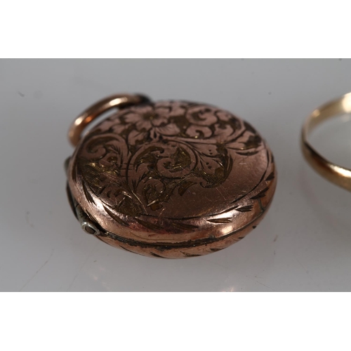 527 - 9ct gold signet ring, size N, 0.9g, a pair of earrings and a yellow metal pendant locket.