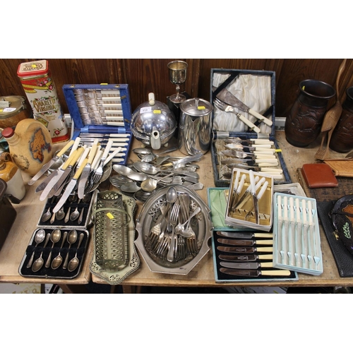 113 - Silver-plated ware to include fish knives and forks, cased butter knives, teaspoons, a swing-handles... 