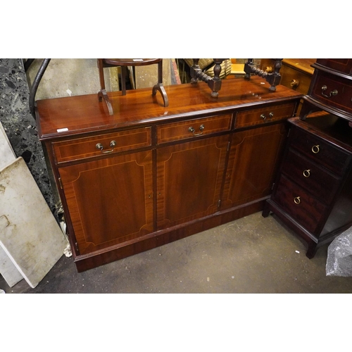 605 - Reproduction mahogany sideboard, 134cm wide.