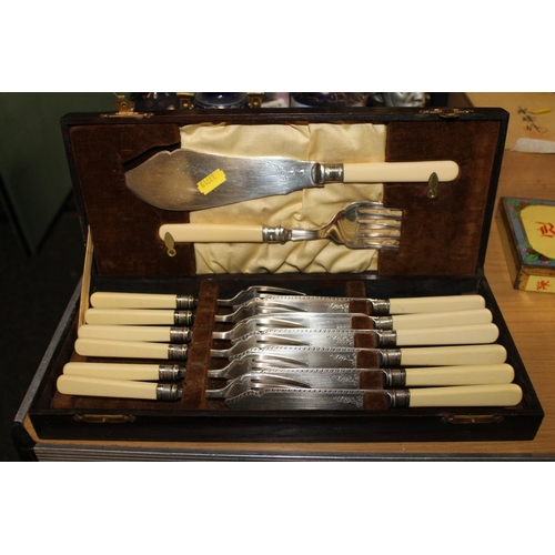 390J - Cased set of fish knives, forks and slice.