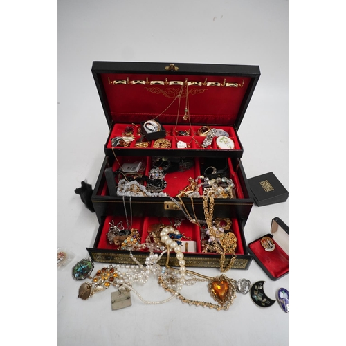 495A - Box of costume jewellery.