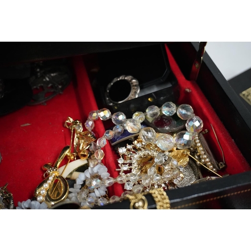 495A - Box of costume jewellery.