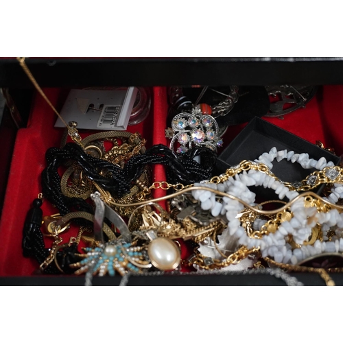 495A - Box of costume jewellery.