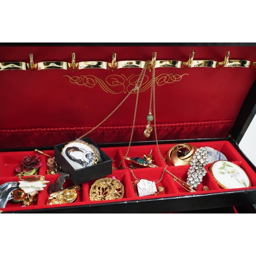 495A - Box of costume jewellery.