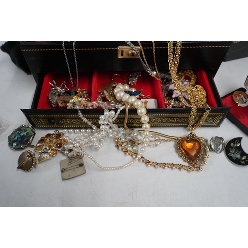 495A - Box of costume jewellery.