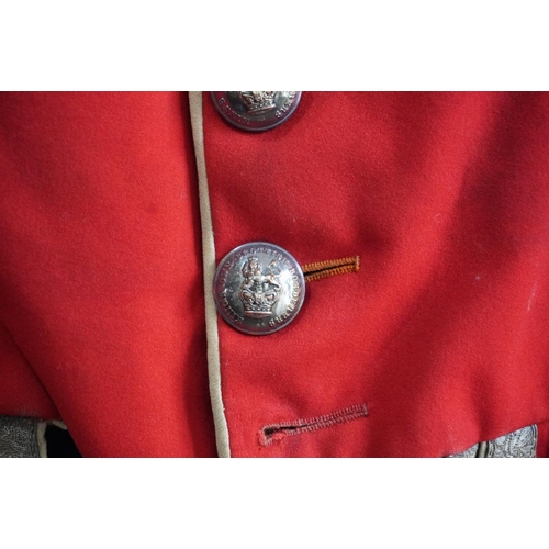 1744 - British army uniform, a red doublet jacket penned to the interior 'G E HUDSON', having Jennens and C... 