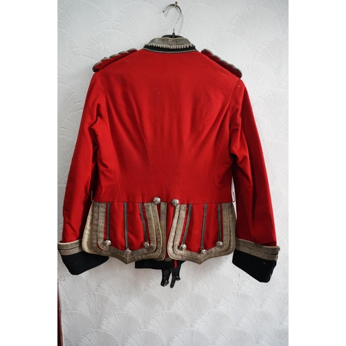 1744 - British army uniform, a red doublet jacket penned to the interior 'G E HUDSON', having Jennens and C... 