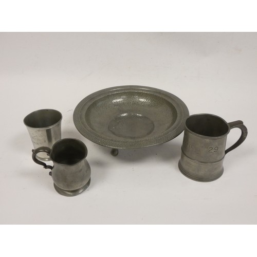 319B - H.Pearce pewter tankard collection comprising of a pint, 1/2 pint and 1/2 pint measure, and a hammer... 