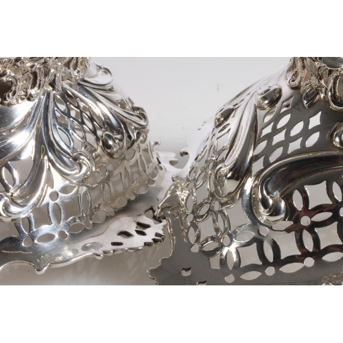 57 - Pair of pierced silver bon bon dishes of boat shape by William Comyns & Sons, London 1889, 291g ... 