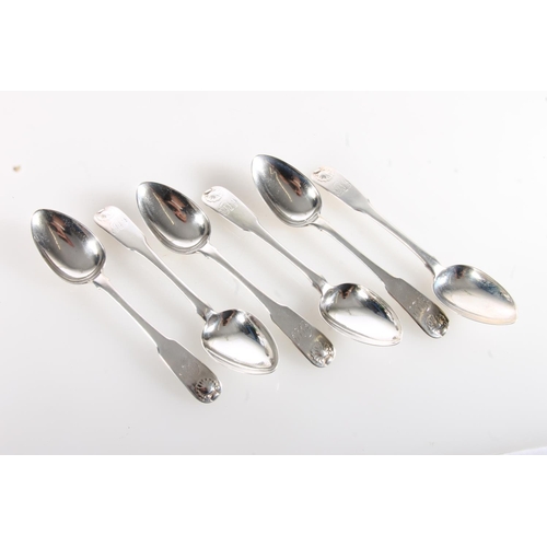 95 - Set of George IV silver teaspoons of shell and fiddle pattern, makers mark JM, Edinburgh 1817, 123g.... 