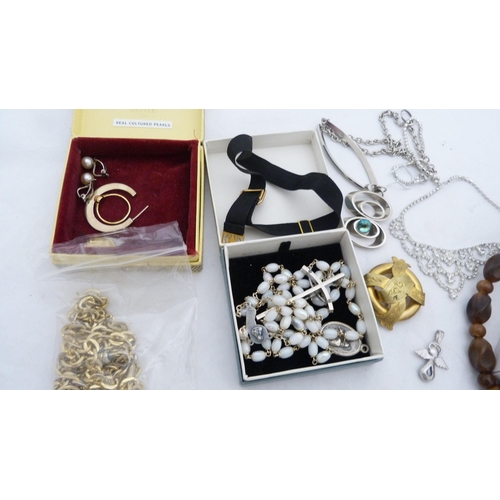 174 - Group of costume jewellery, brooches, necklaces etc.