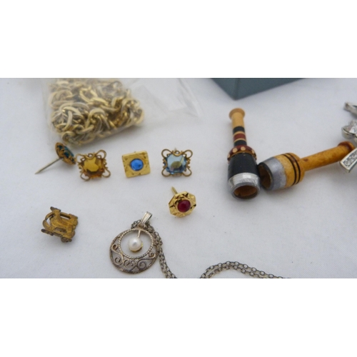 174 - Group of costume jewellery, brooches, necklaces etc.