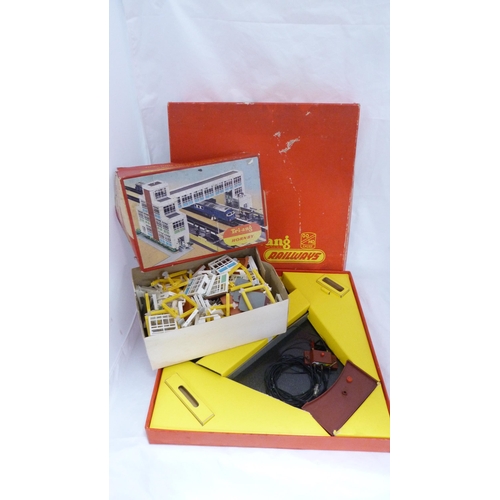 181 - Tri-ang R.45 Turntable set, boxed, with Hornby Tri-ang R.589 ultra modern station construction set, ... 