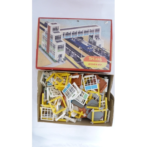 181 - Tri-ang R.45 Turntable set, boxed, with Hornby Tri-ang R.589 ultra modern station construction set, ... 