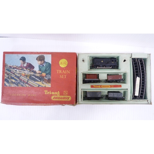 186 - Tri-ang Railways clockwork model R3Q train set, boxed.