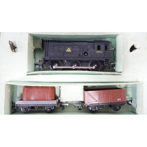 186 - Tri-ang Railways clockwork model R3Q train set, boxed.