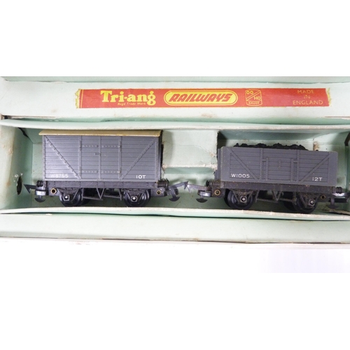 186 - Tri-ang Railways clockwork model R3Q train set, boxed.