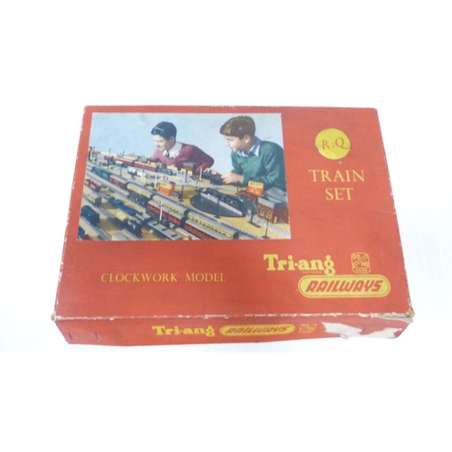 186 - Tri-ang Railways clockwork model R3Q train set, boxed.