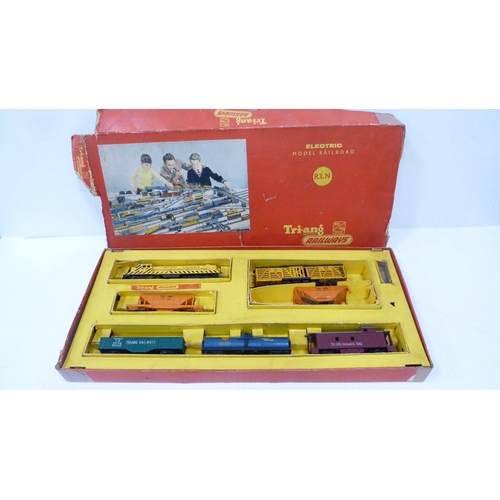 187 - Tri-ang Railways R3.N electric model railroad, boxed.